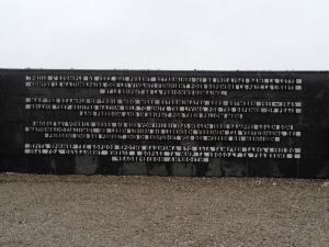 Messaggio all'ingresso del campo di concentramento